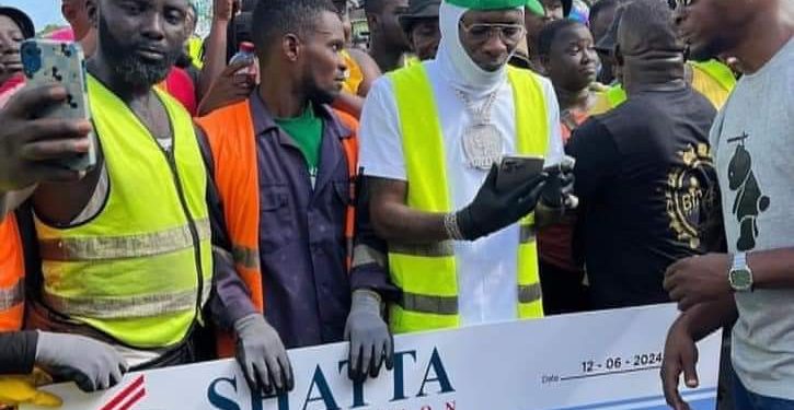 Shatta Wale donates GH₵30,000 to Bus-Stop-Boys t